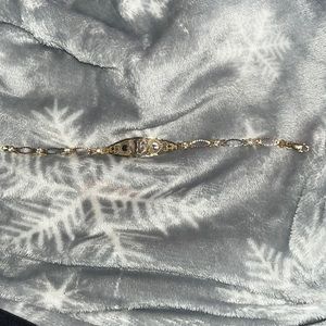 It’s a bracelet wit a 16 and a heart it’s gold